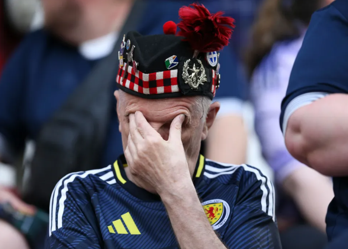 CĐV Scotland “sụp đổ” sau thảm bại tại Munich